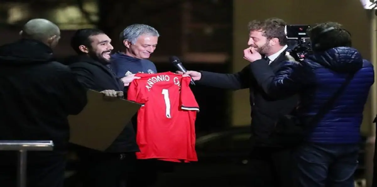 شاهد رد فعل مورينيو بعد اكتشاف توقيعه قميص كونتي (فيديو)