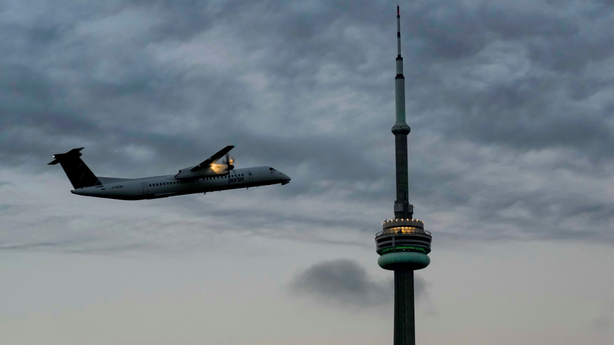 شركة طيران تنظف مقاعدها القذرة برش القهوة والمعطرات