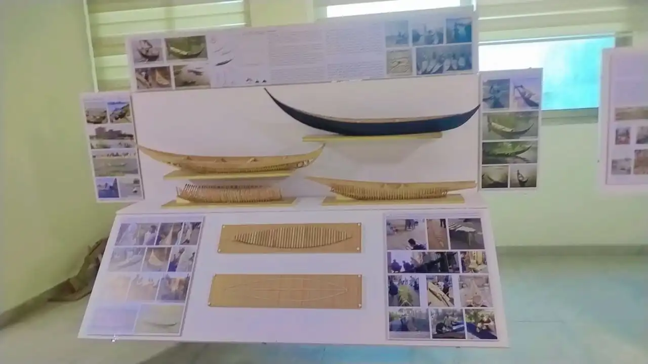 مجسمات للقوارب في المعرض الفني