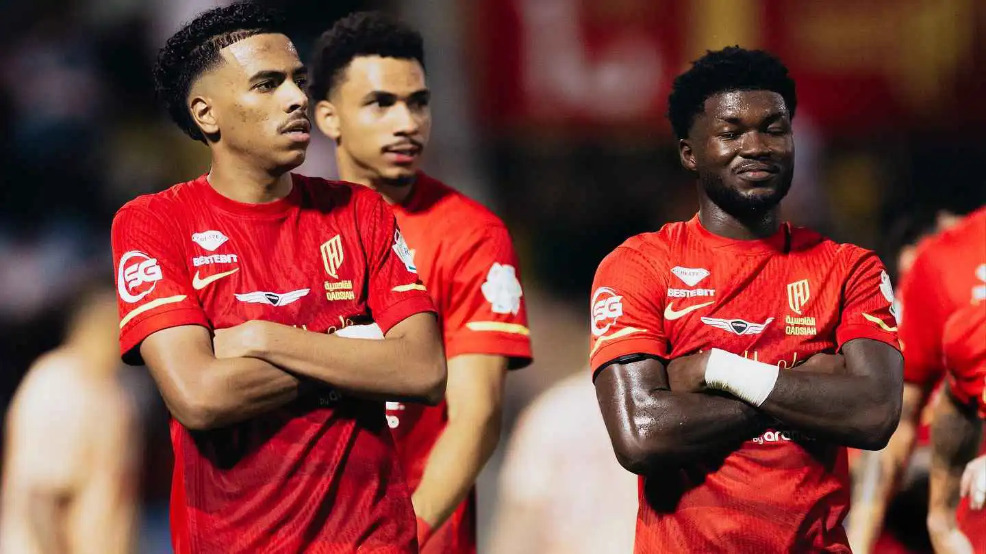 نجم القادسية ينهار بالدموع بعد الخسارة أمام الأهلي في كأس الملك السعودي (فيديو)