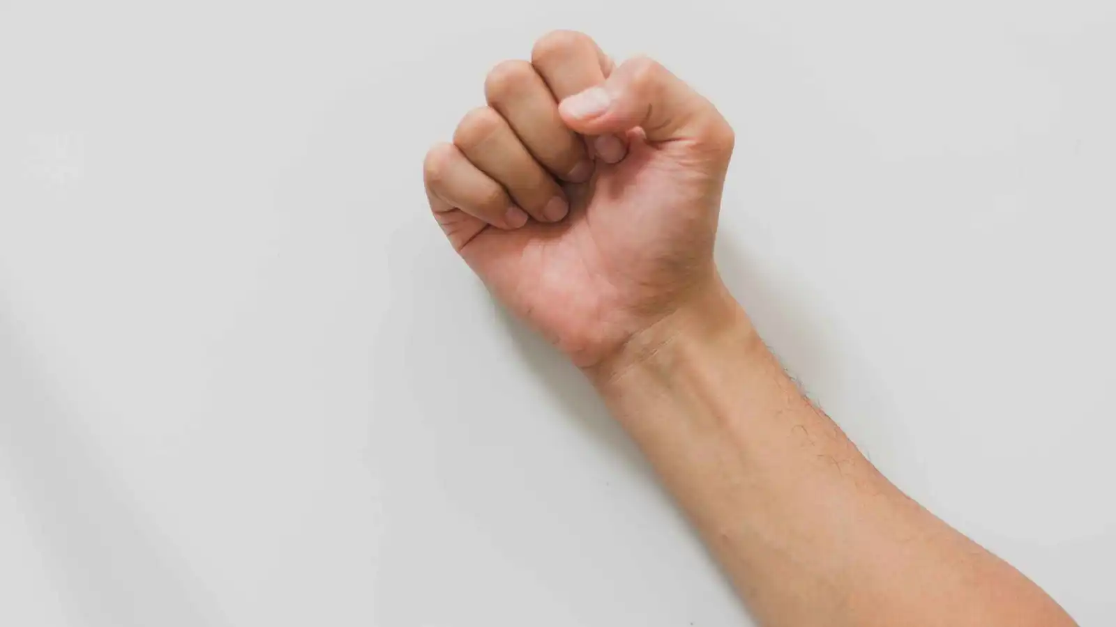 علماء يكشفون سر تفوق اليد اليمنى في القتال