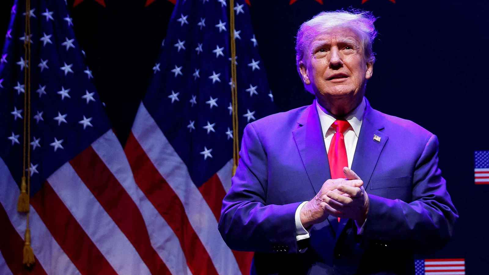 ترامب يشتكي من "تنكيس الأعلام" يوم تنصيبه