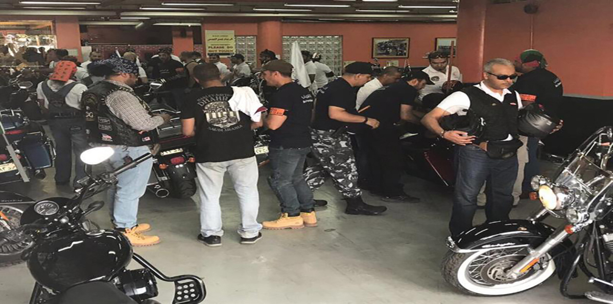 بدراجات الهارلي والهامبورغر.. السعوديون يرحبون بترامب (صور)