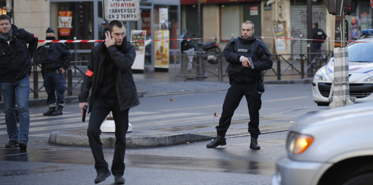 الشرطة الفرنسية تحاصر مطلق النار في باريس