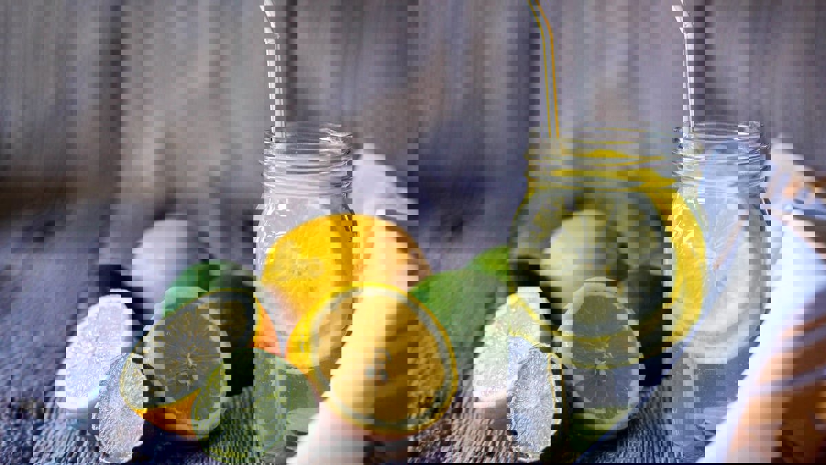 ماء الليمون.. هل له أي فوائد صحية حقيقية؟