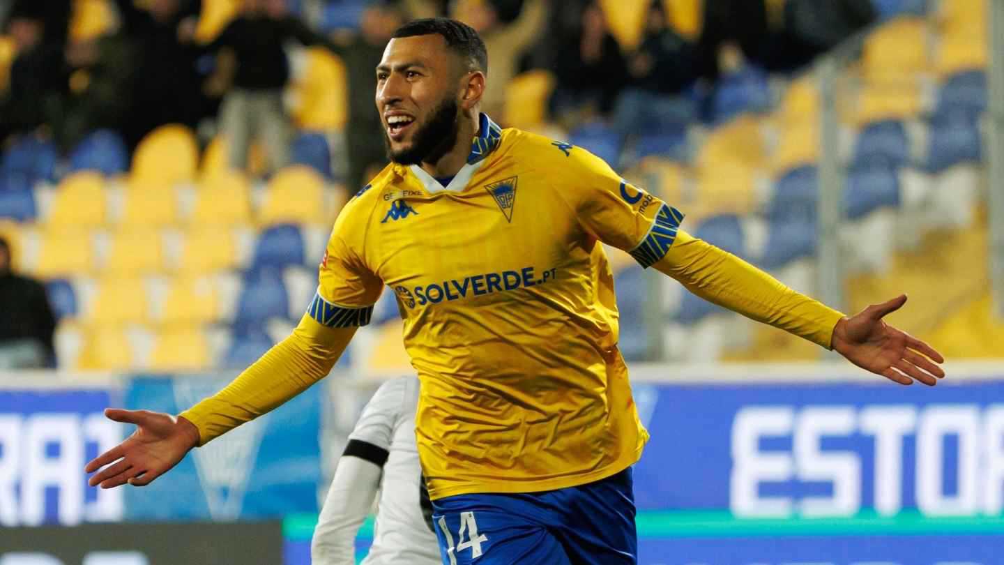 ينافس نجوم بنفيكا.. من هو المغربي يانيس بكراوي أيقونة الدوري البرتغالي الجديد؟ 