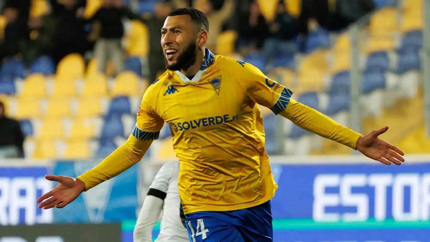 ينافس نجوم بنفيكا.. من هو المغربي يانيس بكراوي أيقونة الدوري البرتغالي الجديد؟