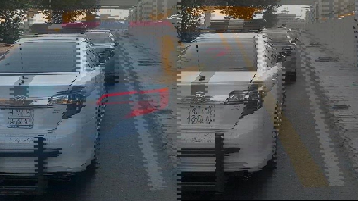 توقيف سائق حاول مضايقة سيدة وعرقلة قيادتها لسيارتها بجدة السعودية (فيديو)