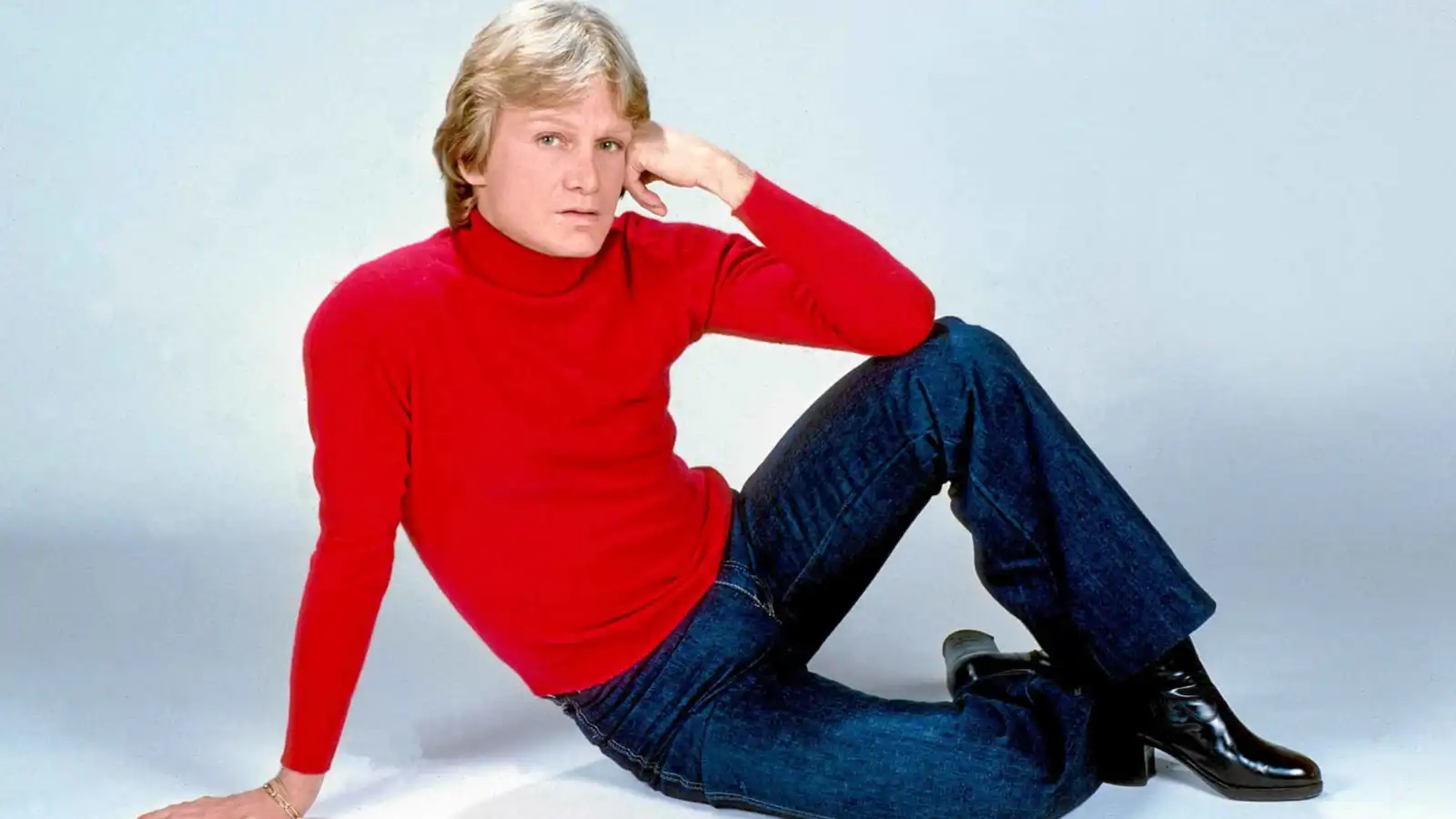 بيع خصلة شعر كلود فرنسوا ومشط جوني هاليداي في مزاد باريسي