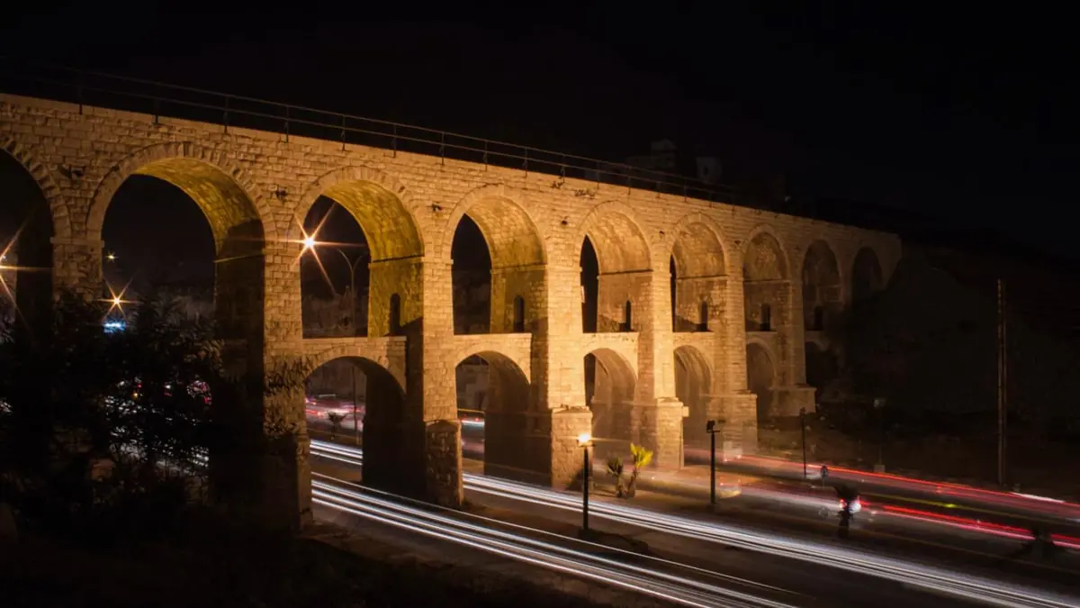 مصرع أردني أشعل النار بنفسه وقفز من فوق "الجسور العشرة" في عمّان