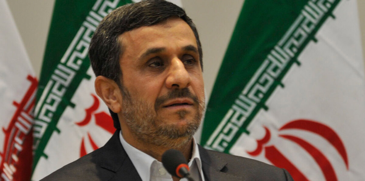 بالصور.. القضاء الإيراني يجبر نجاد على إخراج حرسه من منزله