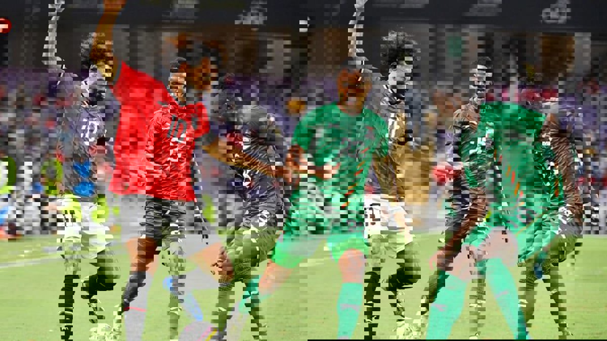 توقف مباراة مصر وسيراليون بعد اقتحام الجماهير الملعب لمصافحة محمد صلاح (فيديو)