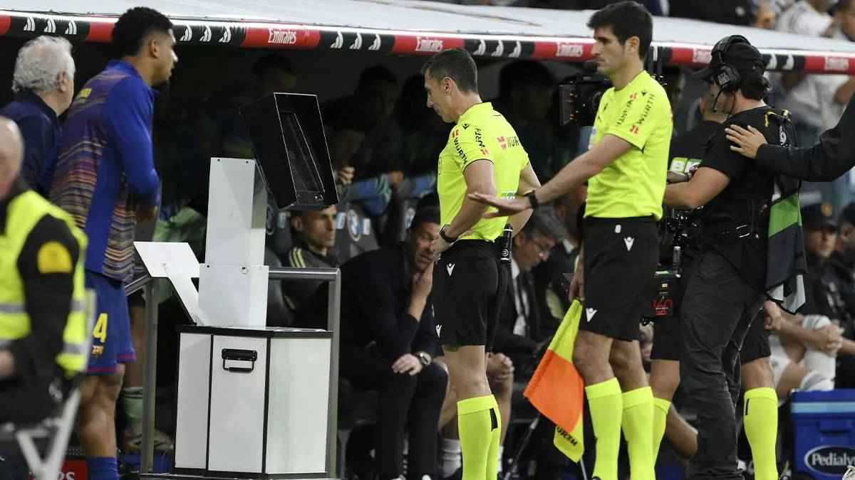 فصّلت أخطاءه.. قناة ريال مدريد تشن هجوما على حكم الكلاسيكو