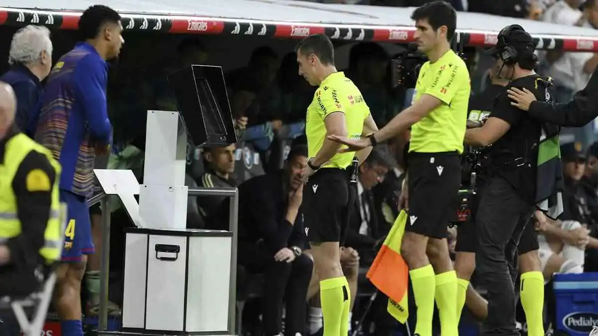 فصّلت أخطاءه.. قناة ريال مدريد تشن هجوما على حكم الكلاسيكو