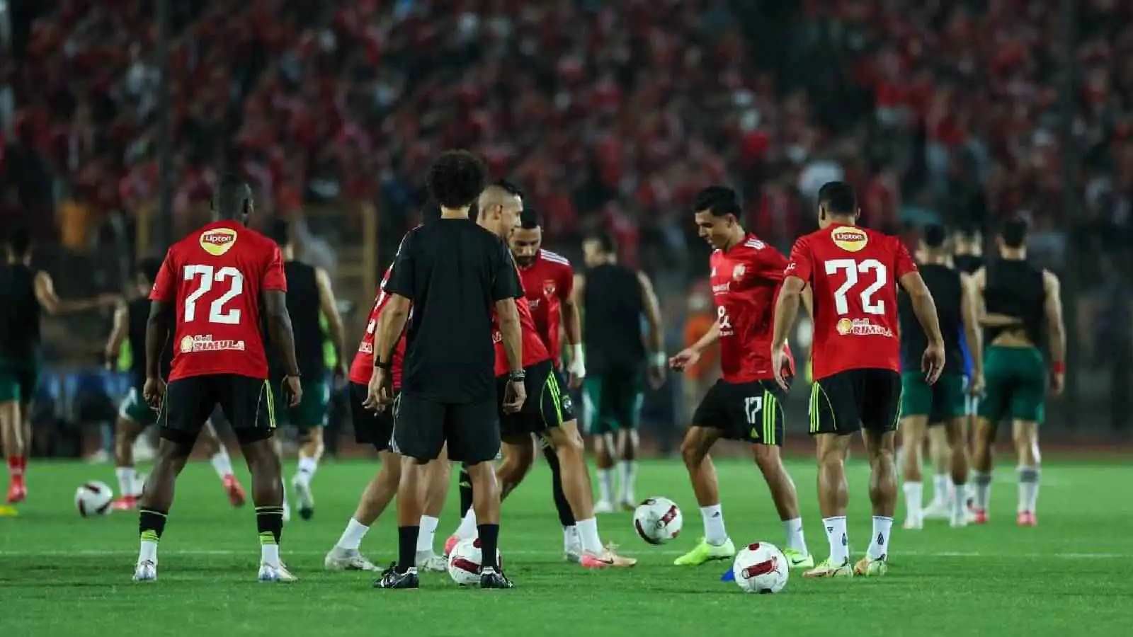 عرض نيوم يرعب الأهلي المصري