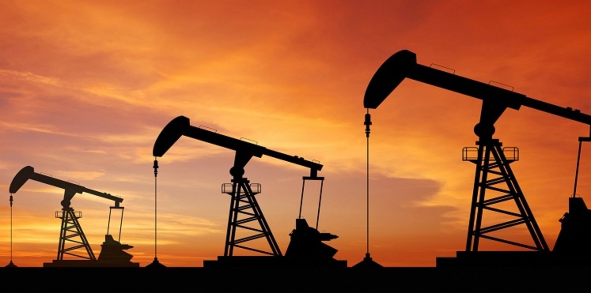 النفط يصعد مع تراجع الدولار ويعوض خسائره المبكرة