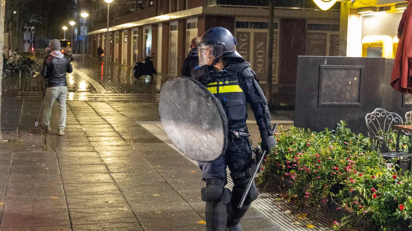 هولندا تنشر صور مشتبه بهم في "أحداث أمستردام"