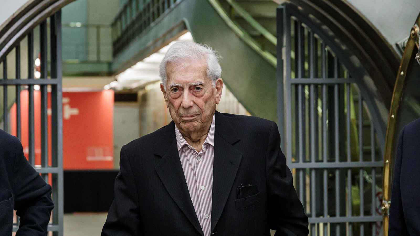 وفقا لوصيته.. الكاتب ماريو فارغاس يختار حرق جثمانه (فيديو)