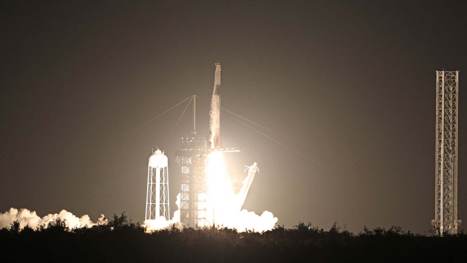 "سبيس إكس" تطلق مهمة "فرام 2" لاستكشاف القطبين