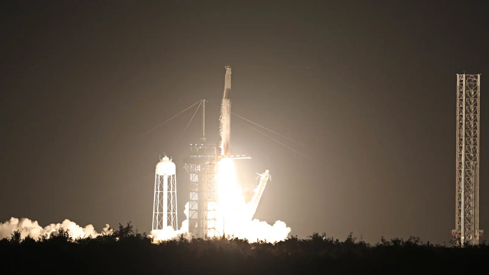 "سبيس إكس" تطلق مهمة "فرام 2" لاستكشاف القطبين