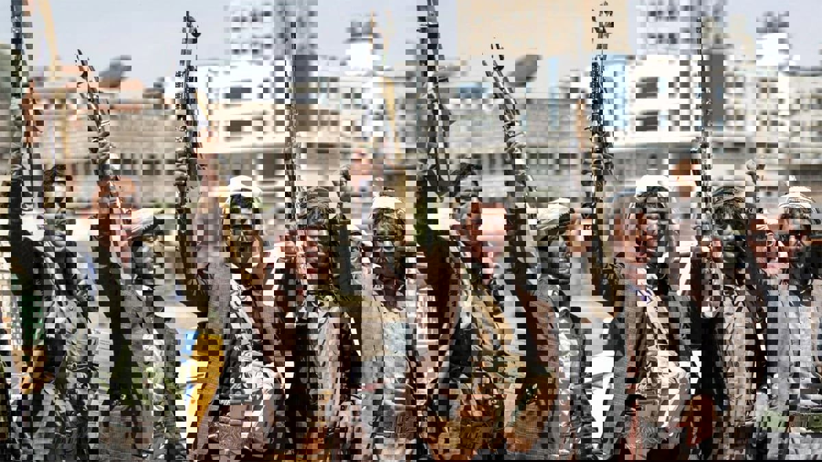 مقتل طفل وإصابة مدنيين بقصف حوثي استهدف أحياء سكنية في جنوب اليمن