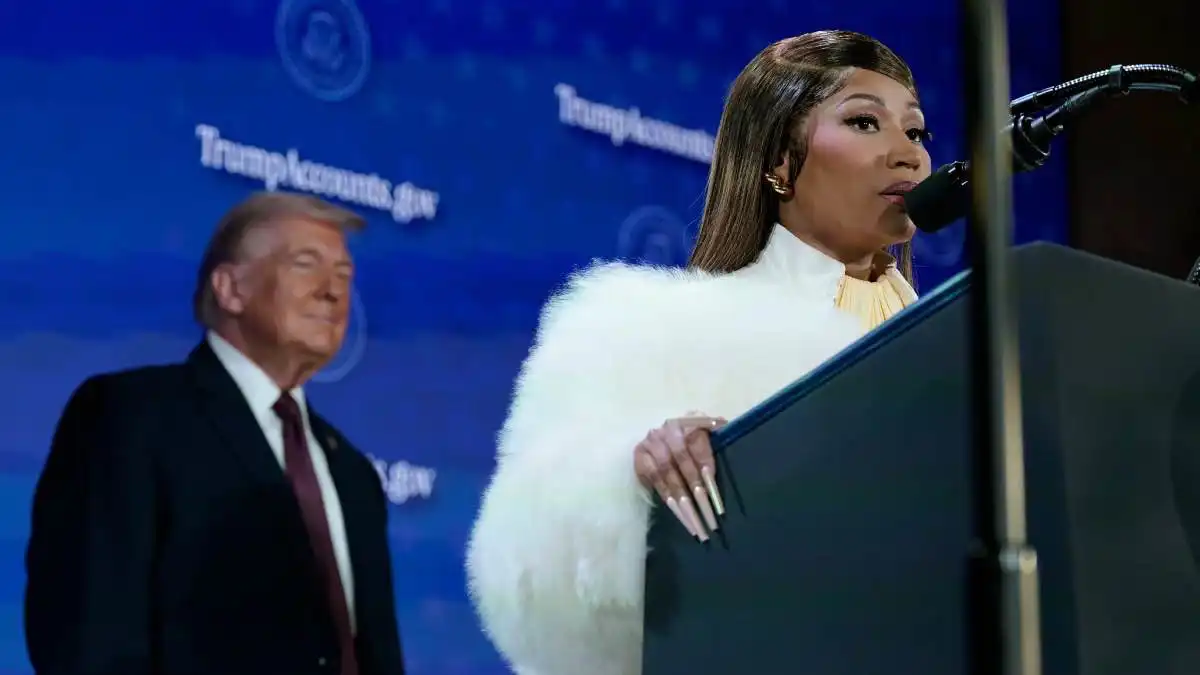 نيكي ميناج تثير جدلا واسعا بصورها المعدلة مع ترامب