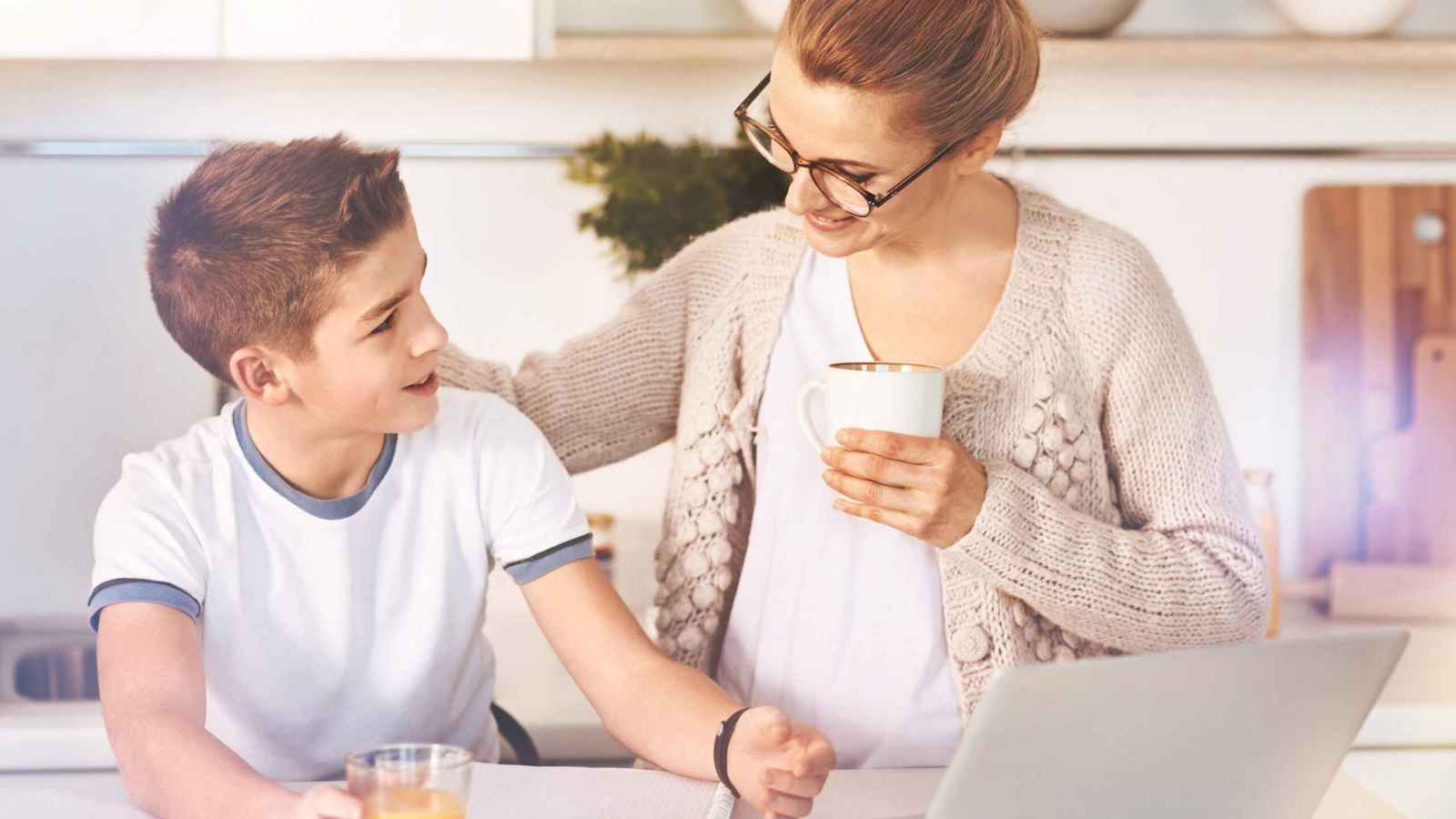 يغرقون بالمعلومات المضللة.. كيف نتواصل مع المراهقين حول صحتهم؟