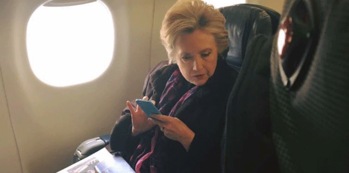 هذه الصورة لهيلاري كلينتون تغزو الإنترنت.. تعرّف على السبب