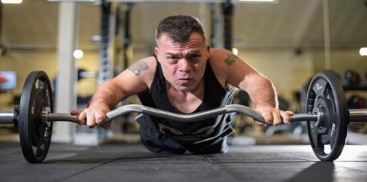 رغم إصابته بـ"التقزم".. بريطاني يحلم بلقب بطل العالم لرفع الأثقال بأولمبياد موسكو (صور)