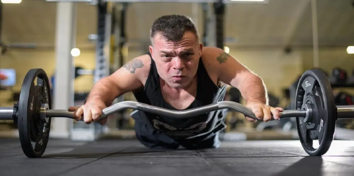 رغم إصابته بـ"التقزم".. بريطاني يحلم بلقب بطل العالم لرفع الأثقال بأولمبياد موسكو (صور)