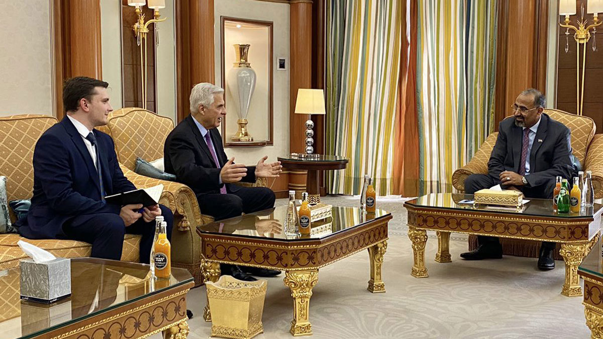 السفير الروسي لدى اليمن يلتقي عيدروس الزبيدي في مقر إقامته في الرياض