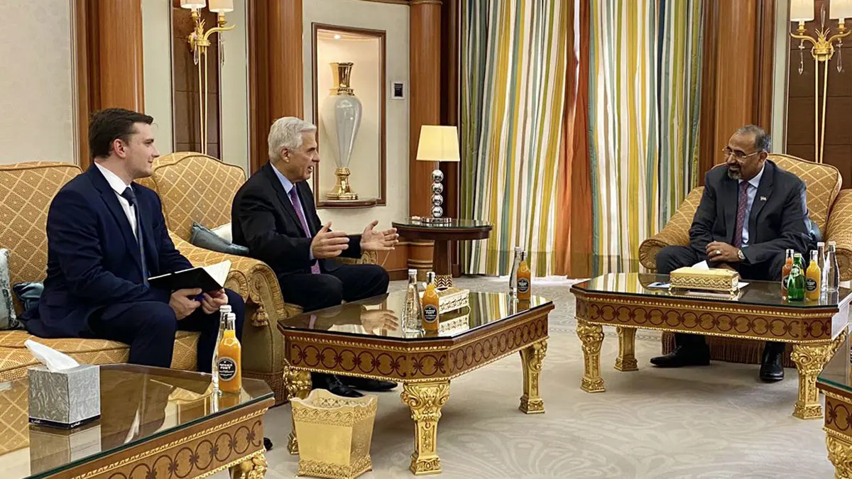 السفير الروسي لدى اليمن يلتقي عيدروس الزبيدي في مقر إقامته في الرياض