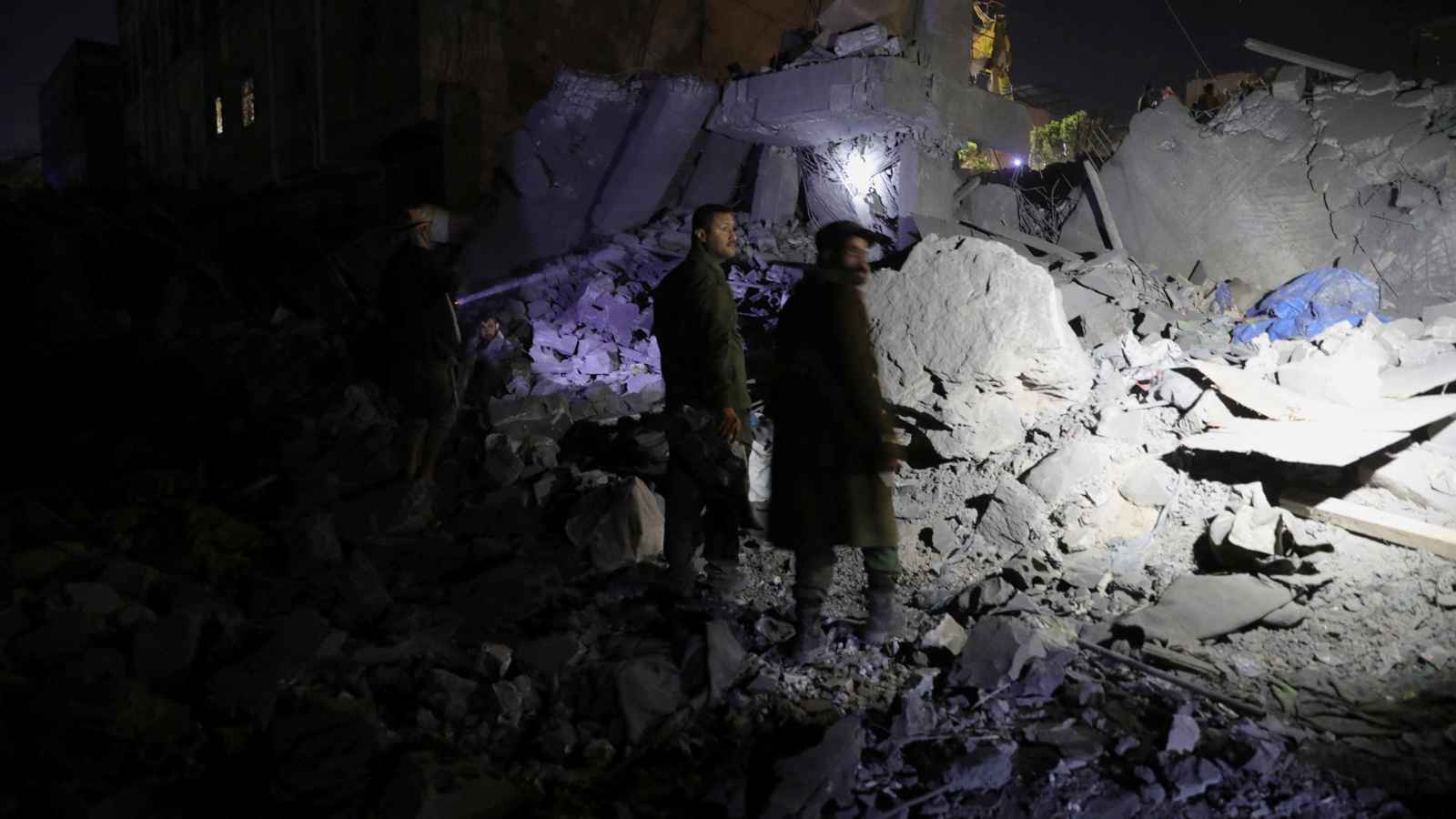 استهداف السيارات.. هل بدأت واشنطن حصد رؤوس قادة الحوثيين؟