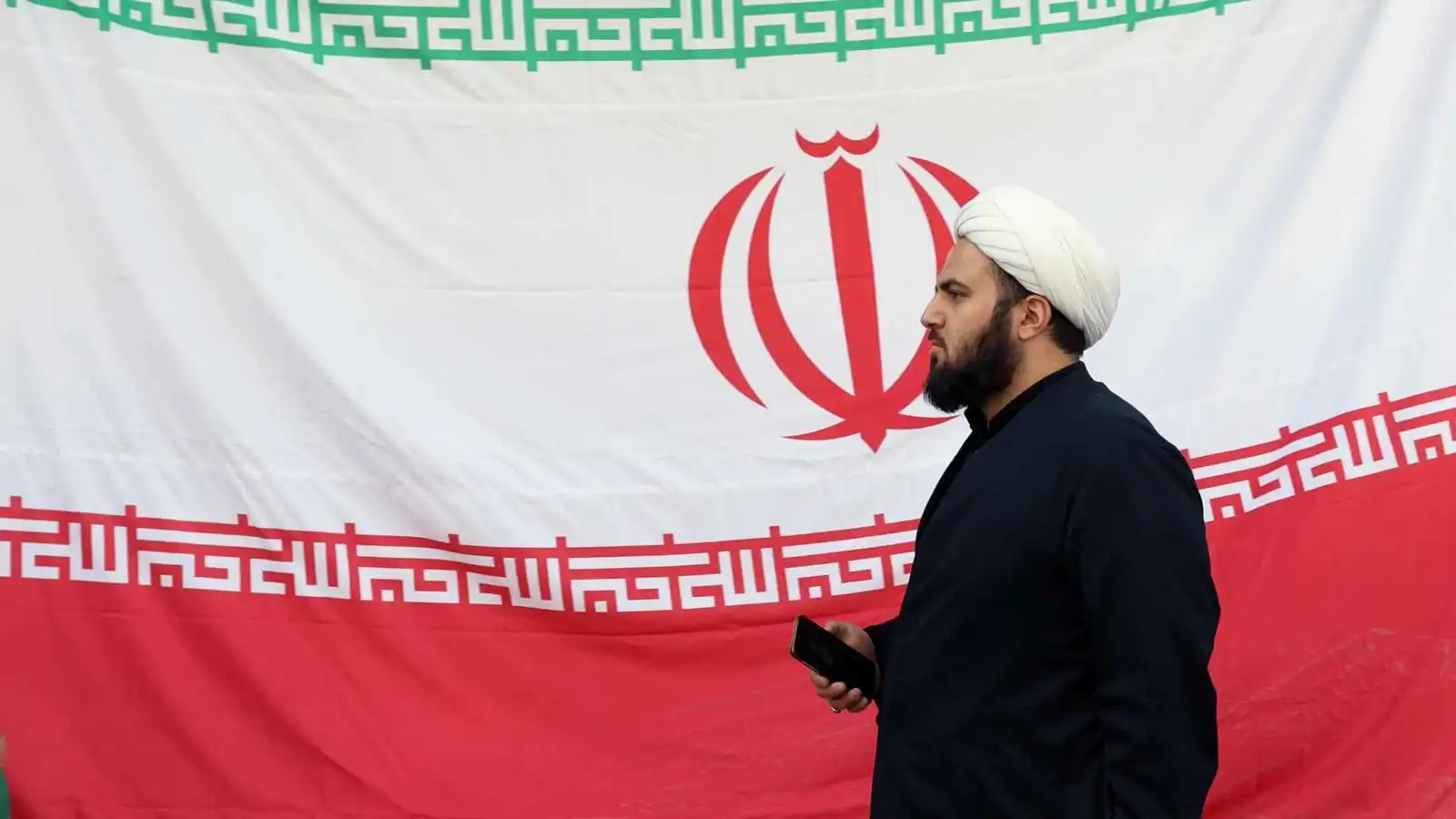 نقص الأسلحة و"عدم يقين".. شكوك تعقّد مهمة ترامب في إيران