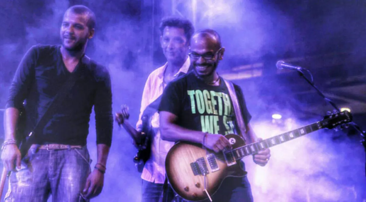 صور.. فريق "مسار إجباري" يشعل الإسكندرية