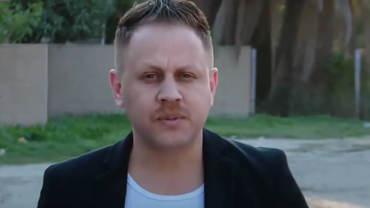 مقدم برامج كوميدي يزعم تعرضه لمحاولة اغتيال في العراق (فيديو)