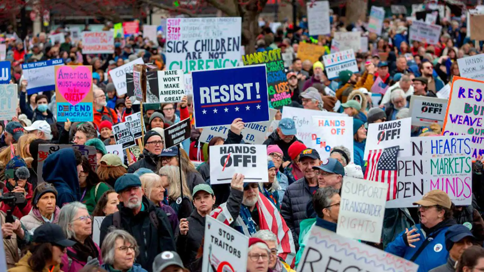 عام على الولاية الثانية.. حملة ترامب ضد الهجرة تشعل الاحتجاجات (فيديو وصور)