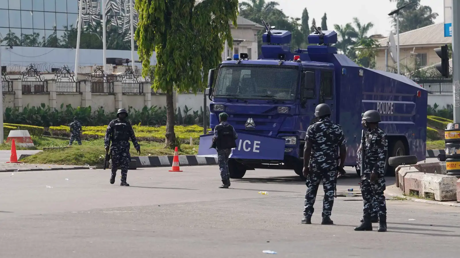نيجيريا تجري تغييرات واسعة في الجيش وتقيل كبار القادة العسكريين