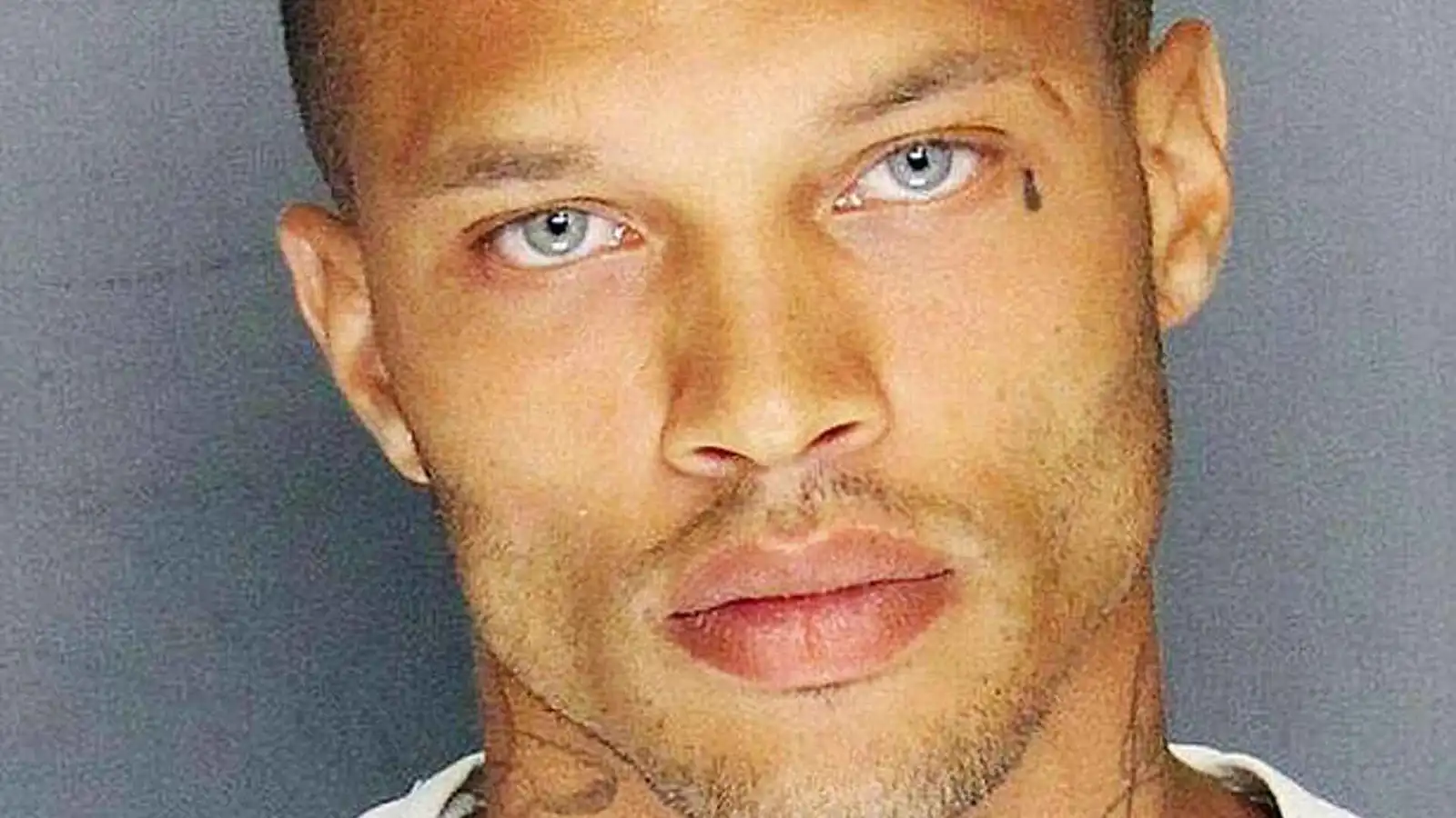 جيريمي ميكس يكشف الجانب المظلم لشهرة "الصورة الجنائية"