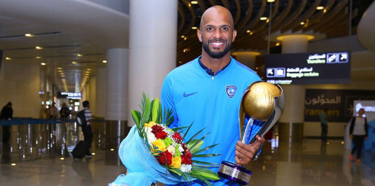 علي الحبسي حارس نادي الهلال يهدي كأس السوبر السعودي إلى والده وعائلته (صور)