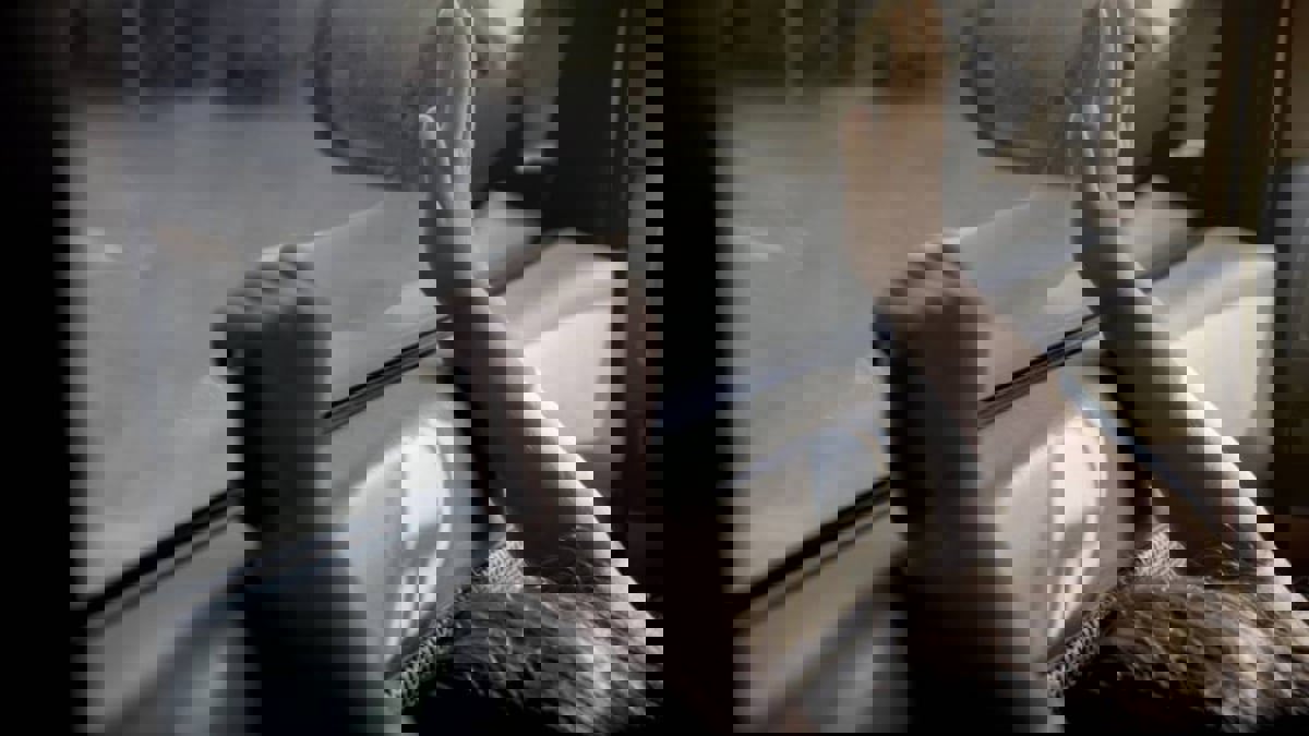 وفاة طفلة نسيها والدها في السيارة وذهب إلى العمل