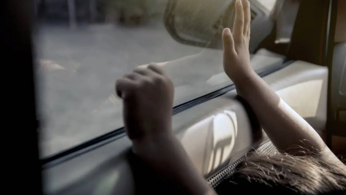 وفاة طفلة نسيها والدها في السيارة وذهب إلى العمل