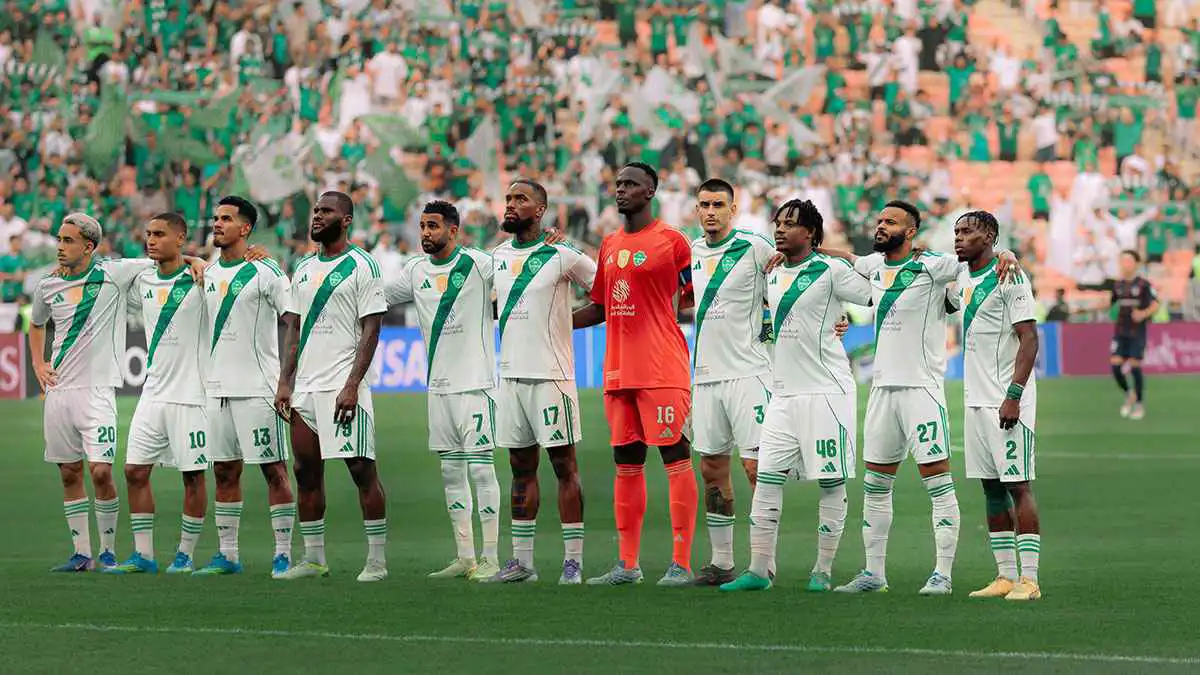 بعد إنقاذه لاعب جوهور.. إشادات كبيرة بطبيب الأهلي السعودي