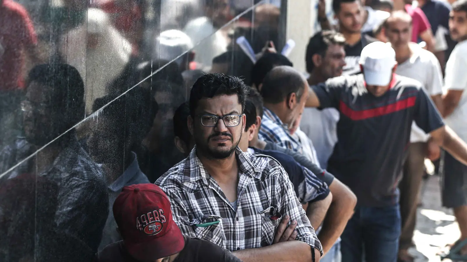 "يديعوت أحرونوت" تكشف أسباب وقف إسرائيل المساعدات لغزة