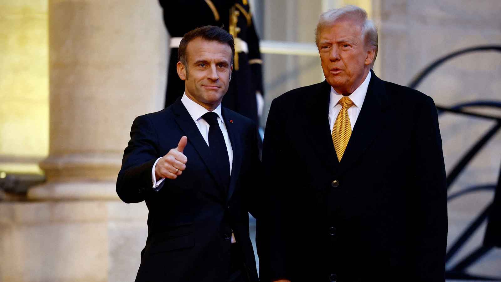 ترامب: العالم ينقاد إلى "شيء من الجنون"