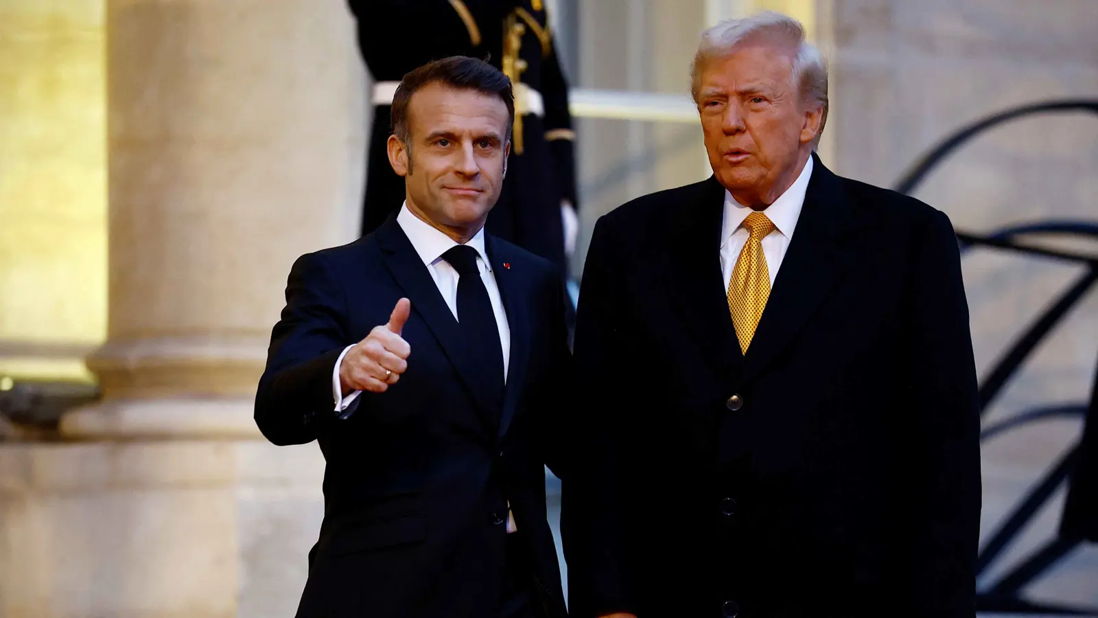 ترامب: العالم ينقاد إلى "شيء من الجنون"