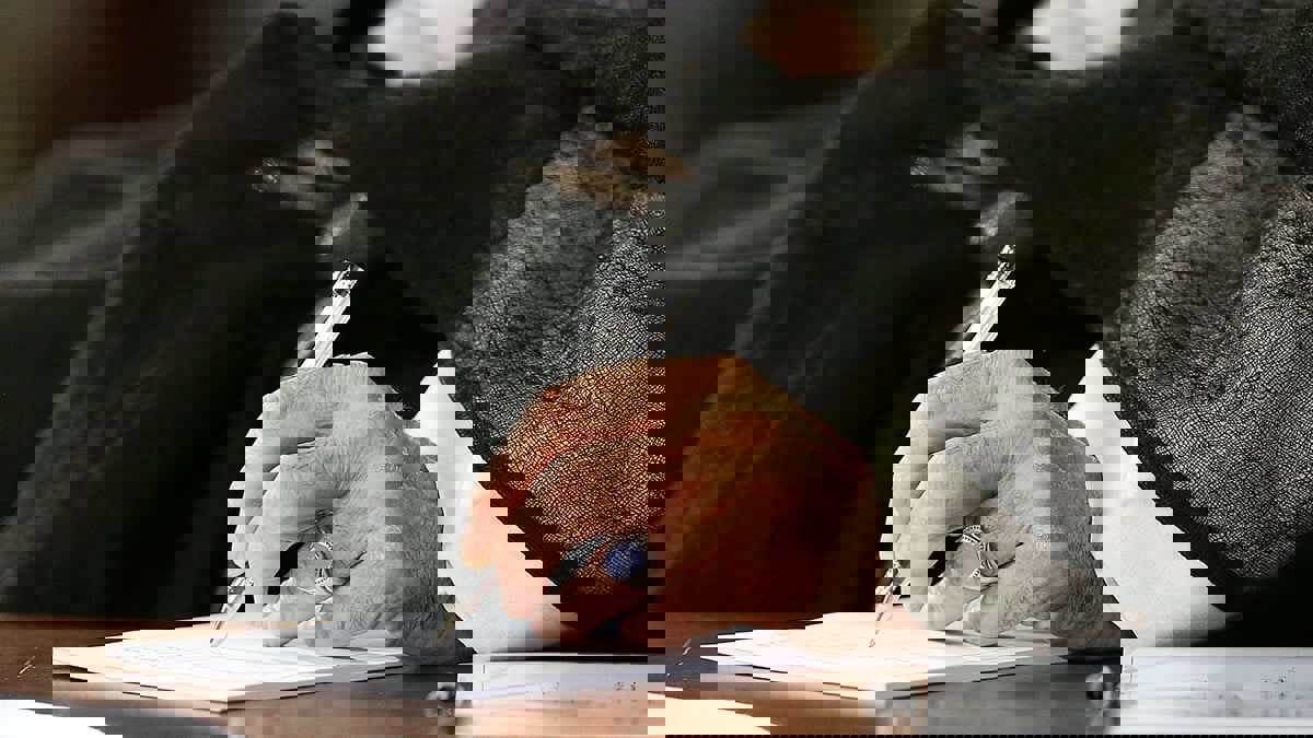 إيران.. صورة ليد خامنئي تتسبب بإغلاق صحيفة يومية