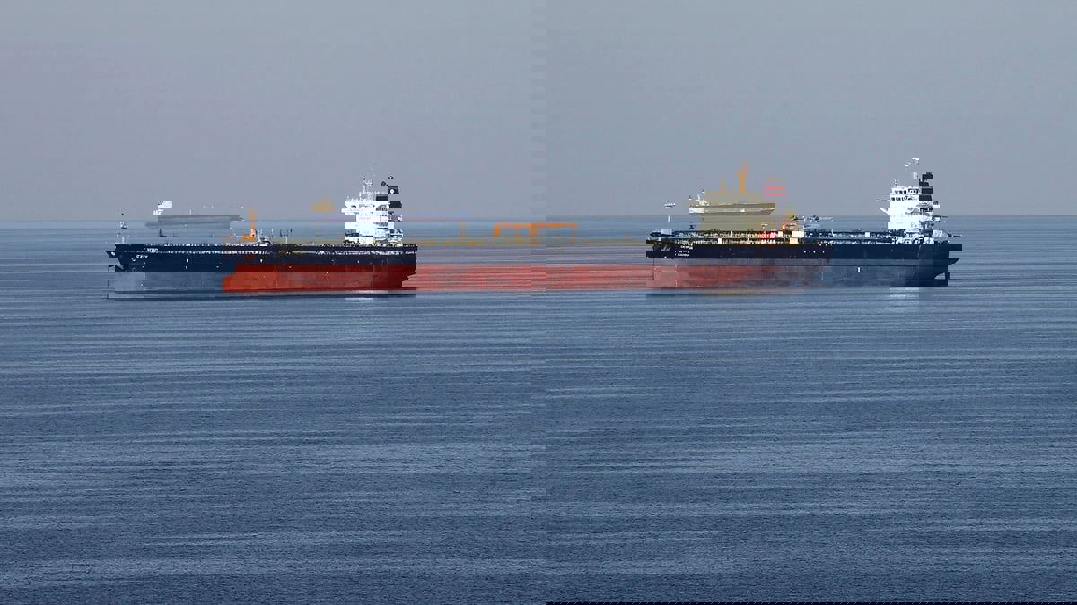 واحدة من الناقلات الإيرانية التي تحمل الوقود للبنان تخرج من القافلة