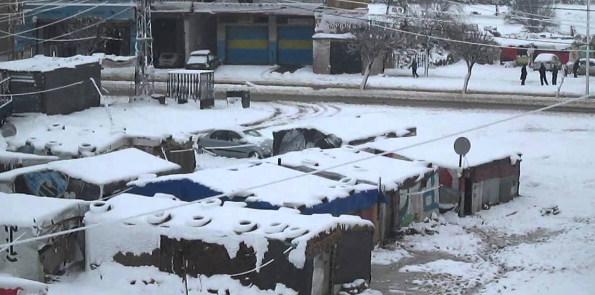 سوريون يتجمّدون حتى الموت أثناء عبورهم الجبال إلى لبنان