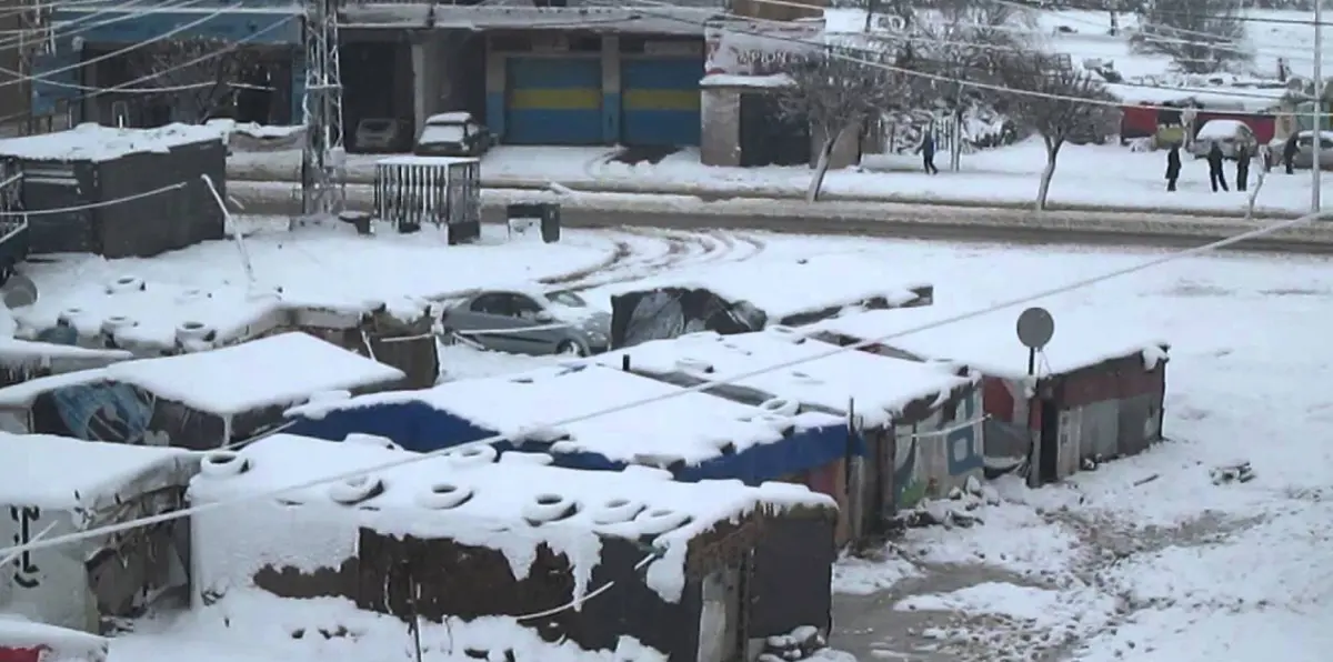 سوريون يتجمّدون حتى الموت أثناء عبورهم الجبال إلى لبنان